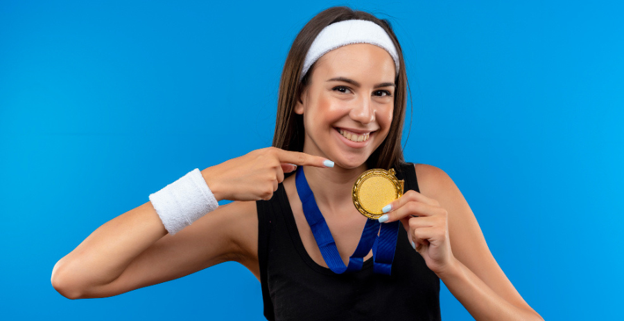 Femme gagne une médaille sport victoire