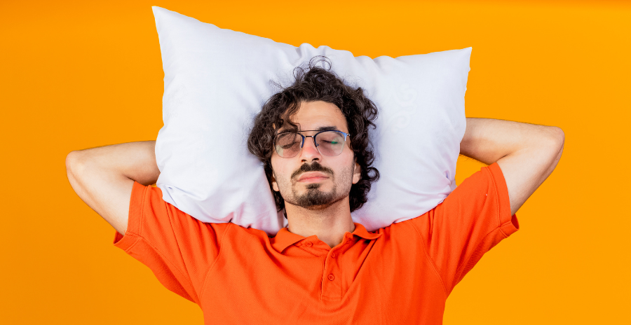 Homme dort sur oreiller grâce à la sophrologie